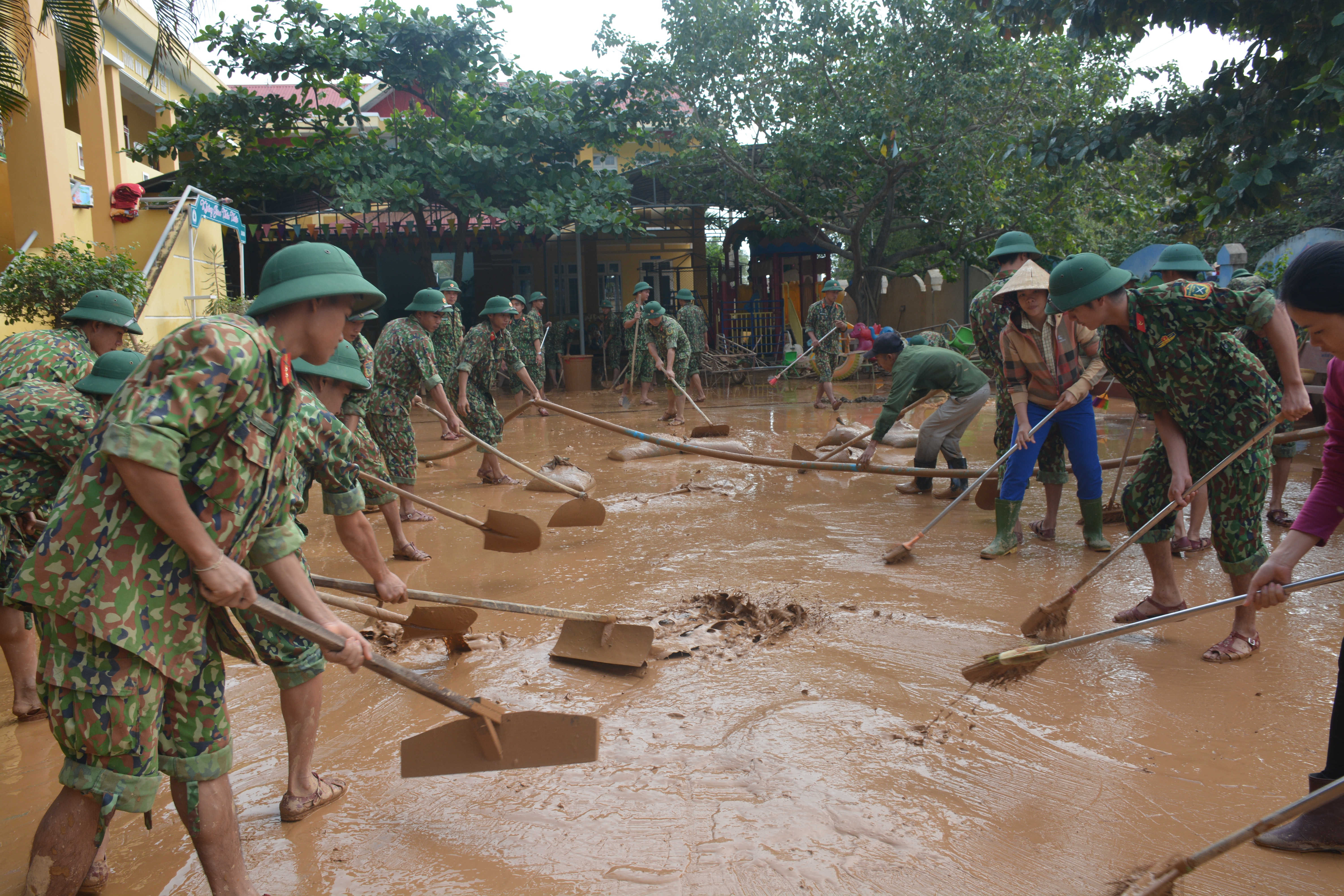 Bộ đội khẩn trương, xử lý hiệu quả từng việc